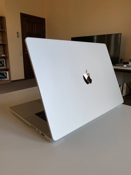 Ноутбук APPLE MacBook Pro 16" 2021 Silver M1 Pro 16Gb / 512Gb