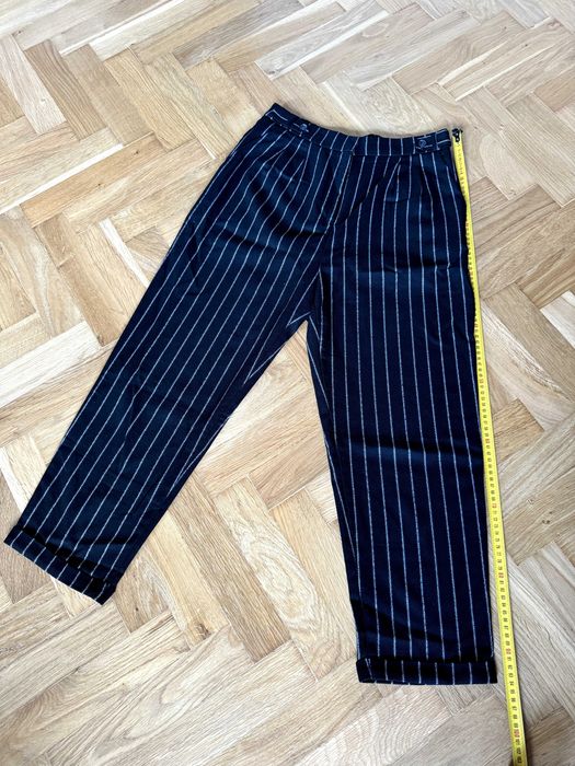 Czarne chinosy damskie w białe paski Pull&Bear