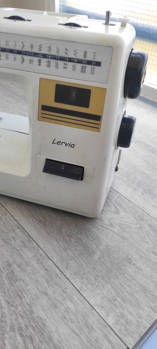 Máquina de costura marca Lervia KH4001