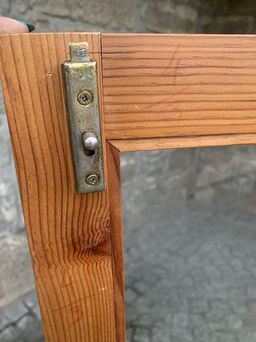 Porta de armário de madeira com puxador e trancas, janelas de vidro