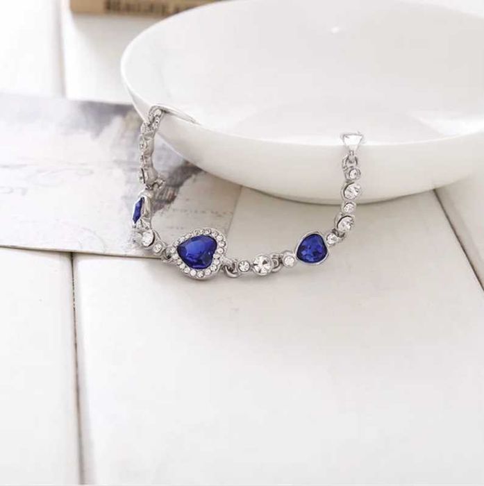 Pulseira com Corações de Cristal Azul e Branco