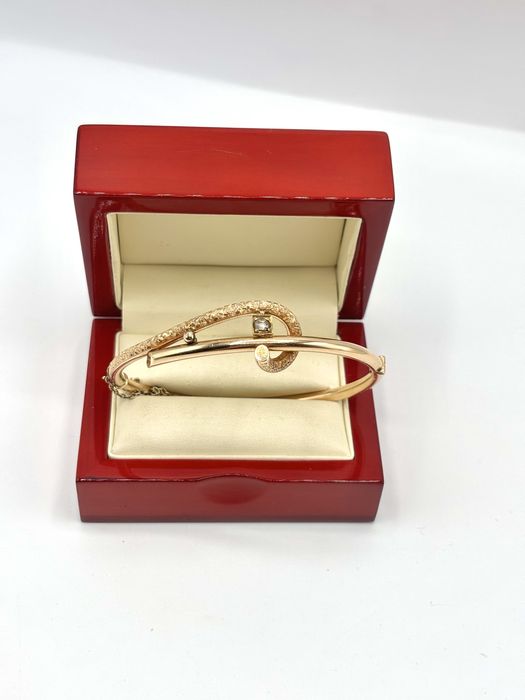 Złota sztywna bransoletka z diamentem