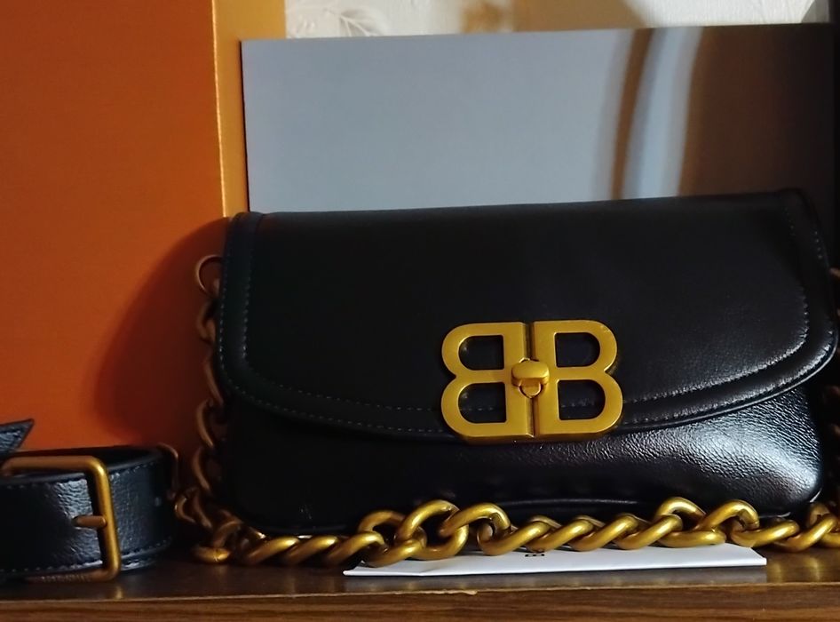 Взуття,сумки,і багато всього..