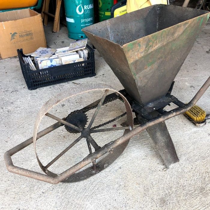 Distribuidor de adubo / Semeador de Milho Antigo