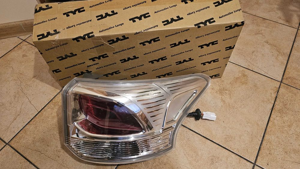 Lampa prawa tylna MITSUBISHI OUTLANDER 2012