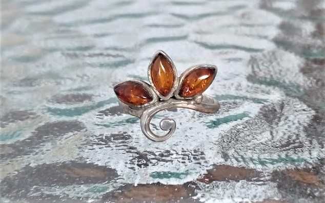 Śliczny pierścionek stare srebro  pr 925 bursztyn