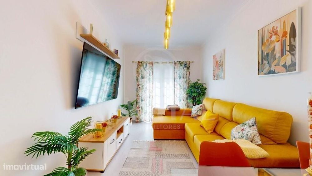 Apresento-lhe este fantástico T2 em Almada com vista privilegiada para — Almada, Cova Da Piedade, Pragal E Cacilhas, Setúbal