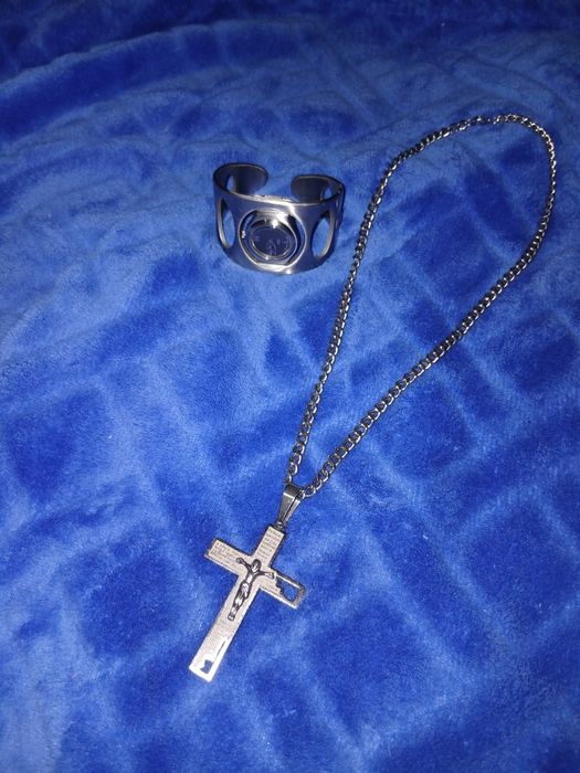 Fio com cruz de jesus Cristo e relógio da swatch