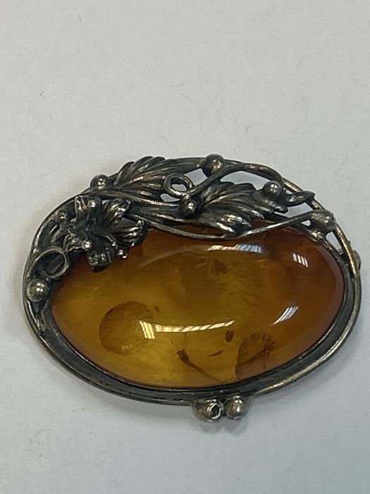 Srebrna broszka z byrsztynem i motywem kwiatowym