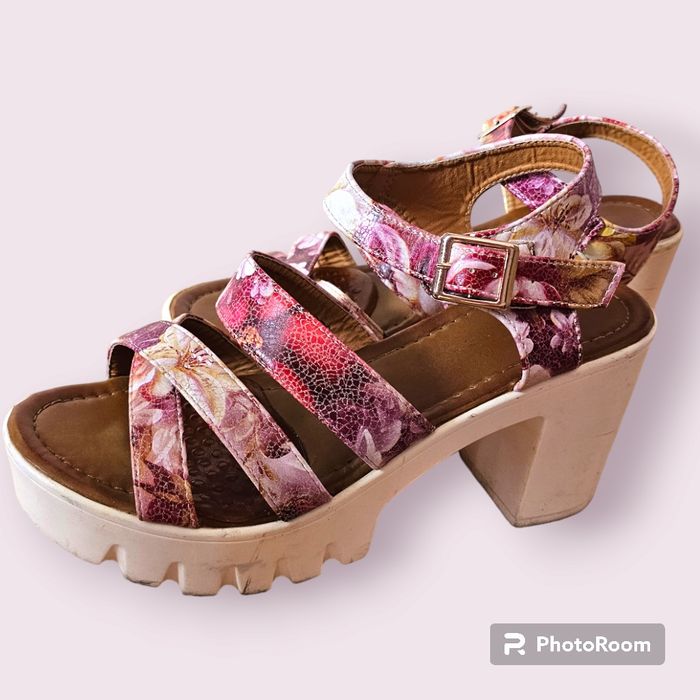 Sandália flores sola branca