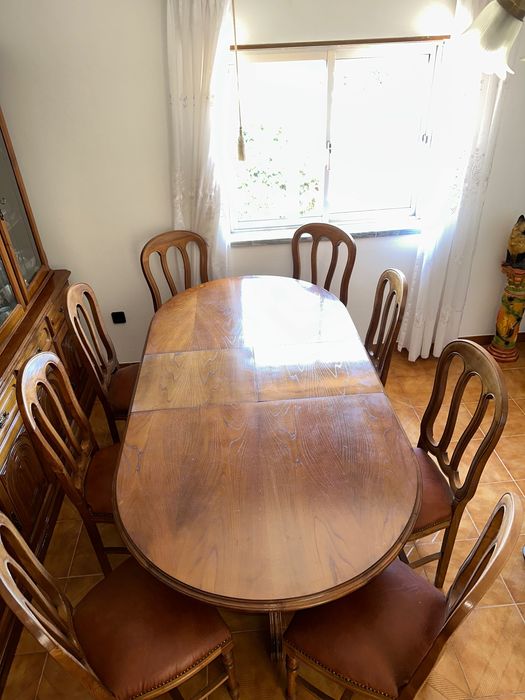 Cadeiras e mesa expansiva64739399298945123