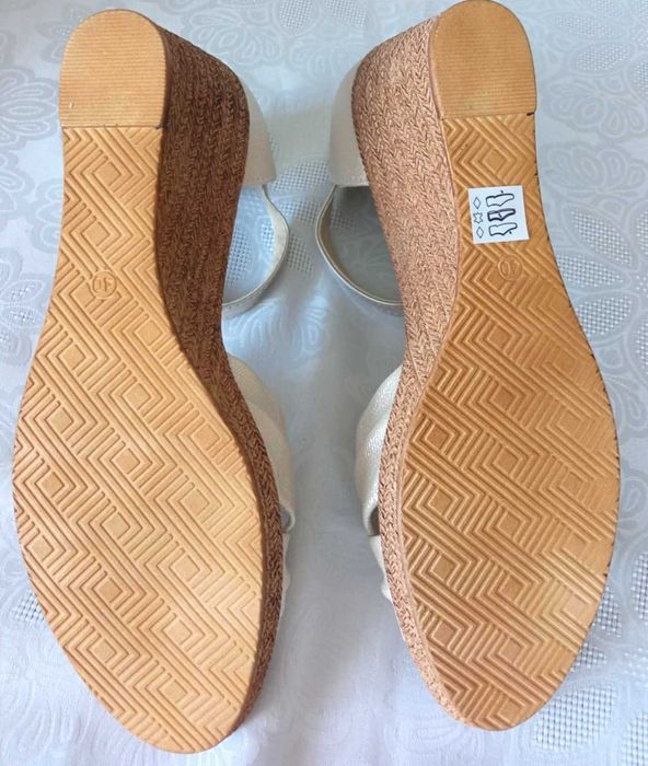 Buty damskie na koturnie