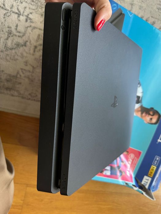 PS4 (1TB) + 2 comandos + câmara