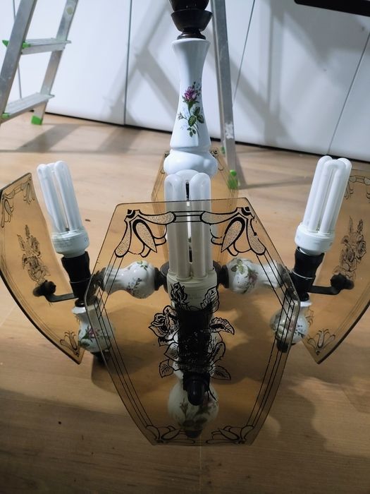 Stary porcelanowy zyrandol