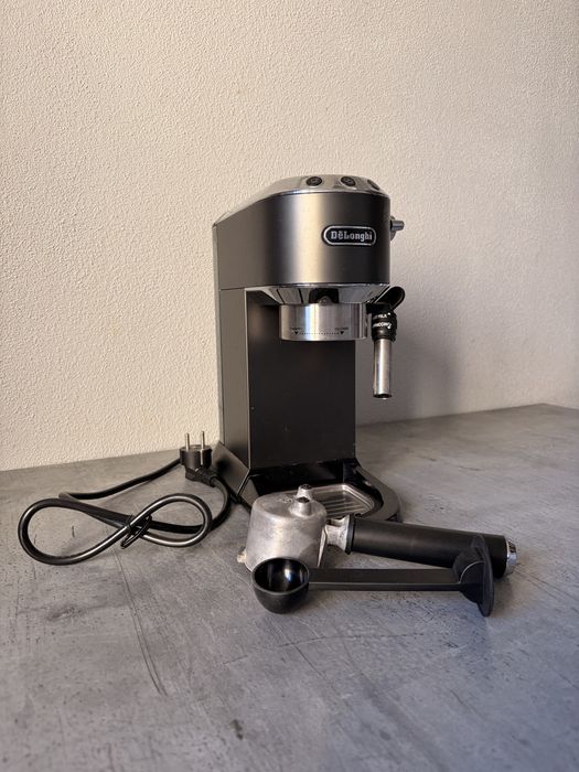 Ekspres do kawy kolbowy ciśnieniowy DeLonghi Dedica Style