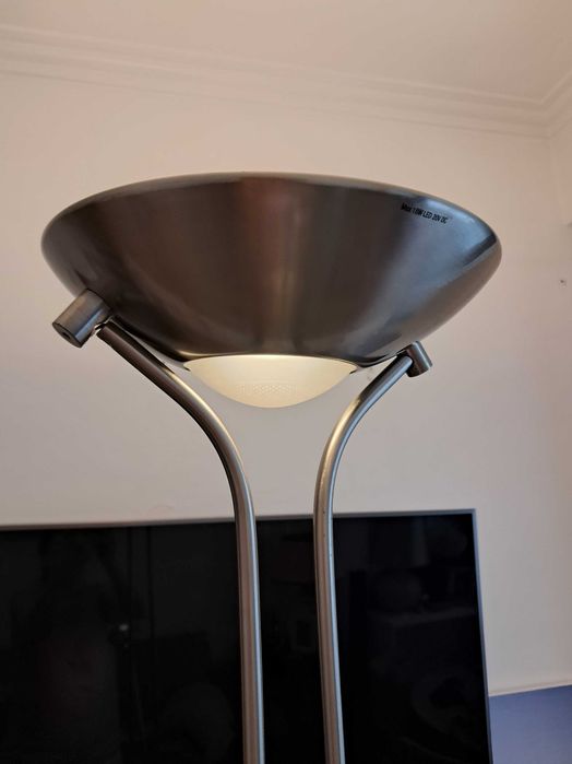Candeeiro de Pé LED CristalRecord Alari com Dupla Luz, Prateleira e USB