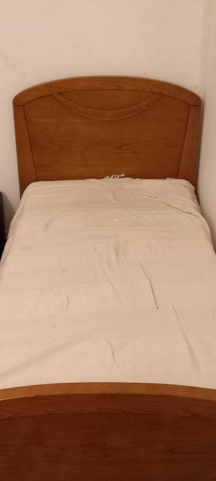 Cama solteiro em madeira maciça