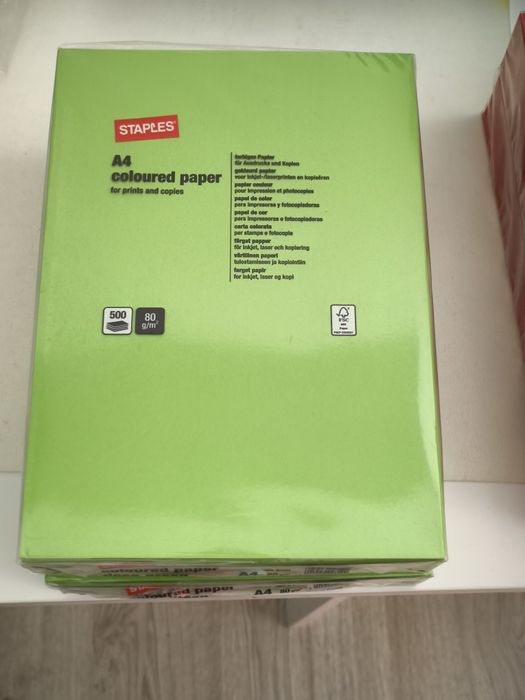 Papel colorido Staples - vermelho, amarelo e verde