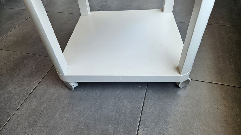 Mesa de apio com rodízios