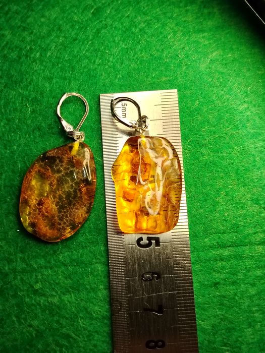 Kolczyki z naturalnym bursztynem bałtyckim.