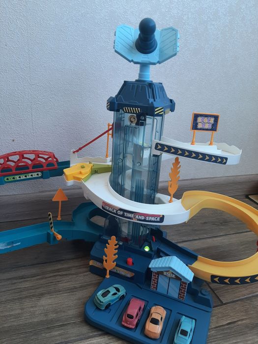 Дитяча парковка з ліфтом, космічна станція