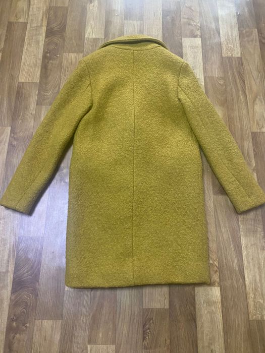 Стильне осіннє пальто з букле на утеплювачі бренду Reserved