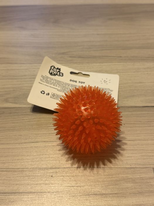 Piłka z kolcami wypustkami dla psa gumowa piszcząca
