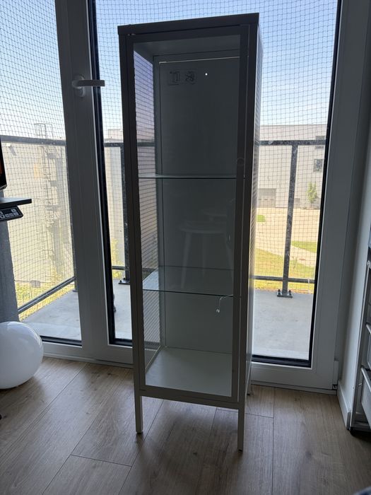 Ikea szklana witryna