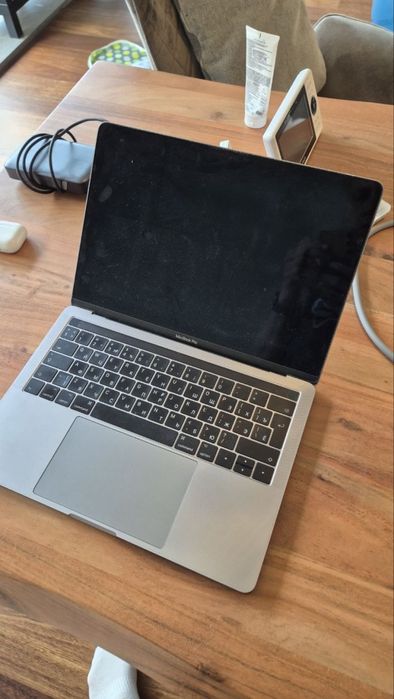 MacBook Pro 13” | 2017 | i5 | 8GB RAM | 256GB