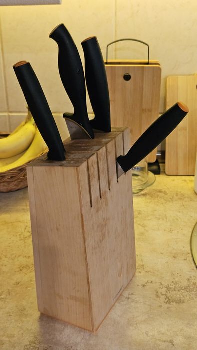 Drewniany stojak na noże.