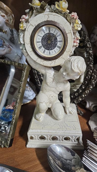 Armário e todo recheio. Peças muito antigas