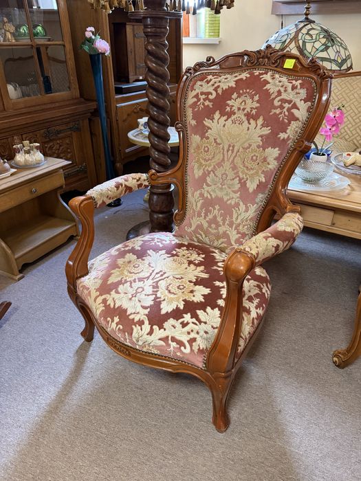 Stary duży fotel ludwikowski królewski z podłokietnikami
