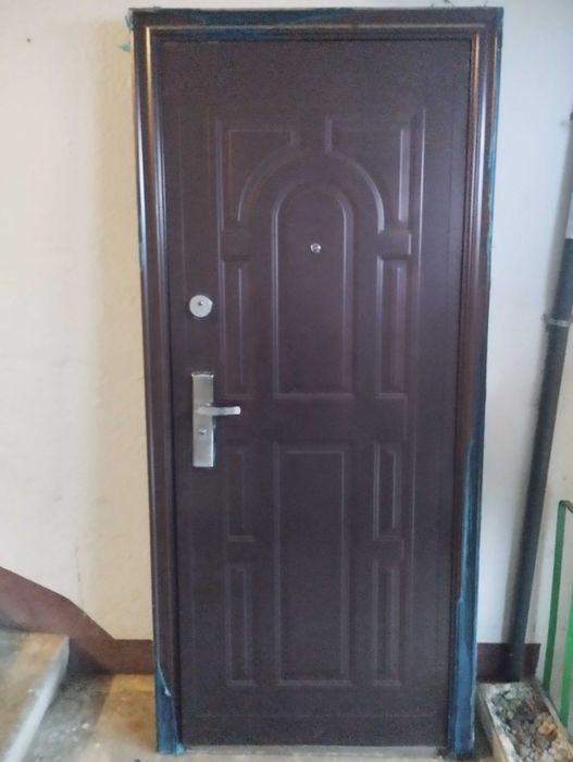 Вхідні двері металеві