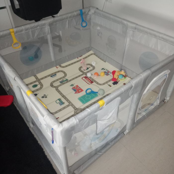 Parque infantil com tapete jogos