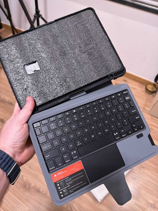 Capa com teclado Nillkin Bumper Combo Keyboard Case para iPad de 10,2"