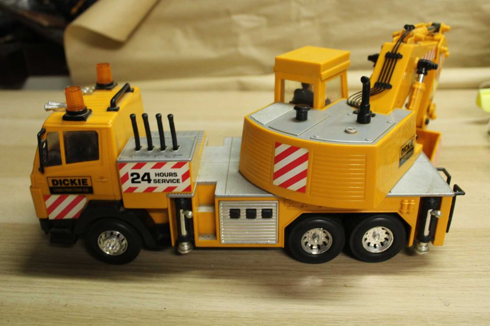 Camião com escavadora