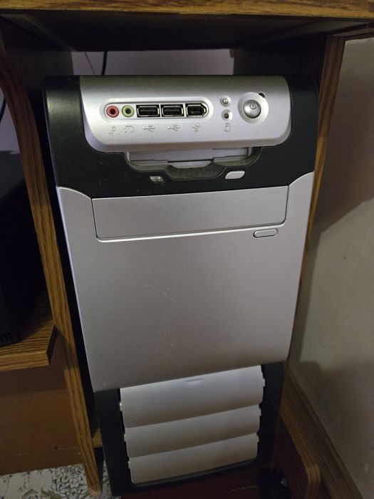 Комп'ютер та блок безперебійного живлення