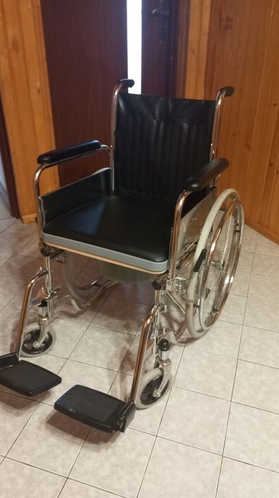 Wózek inwalidzki z toaletą