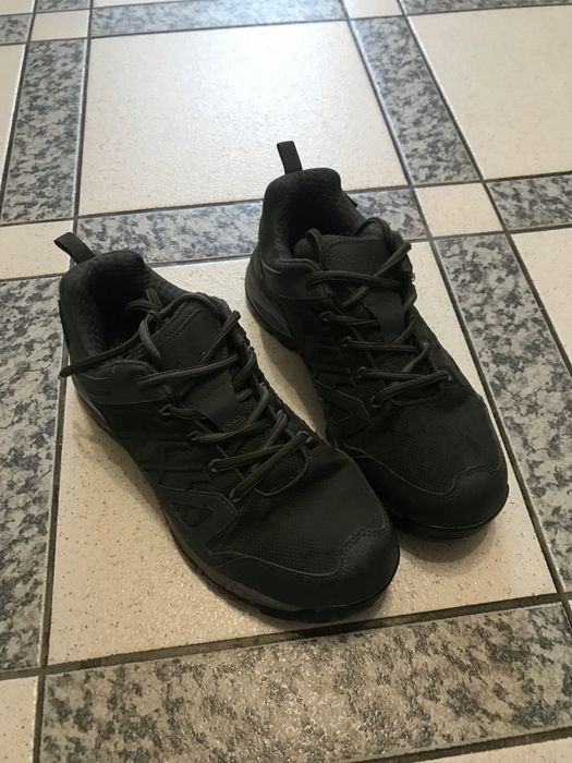 Продам трекінгове взутия