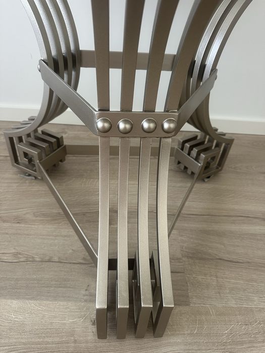 Mesa em metal pintado