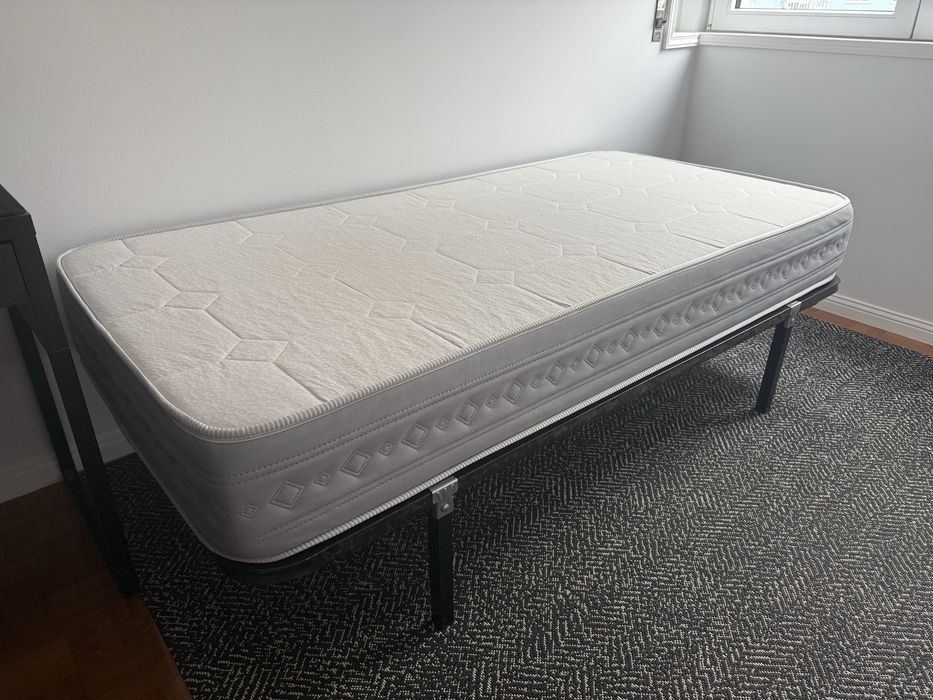 Cama de solteiro.