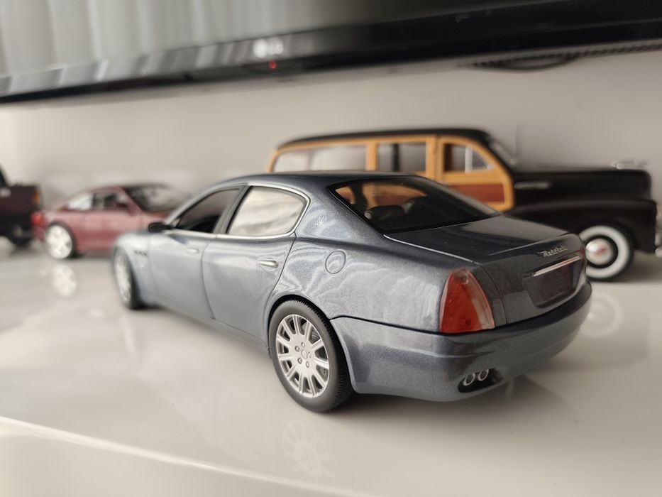 1/18 Maserati Quattroporte hot wheels carro coleção miniatura