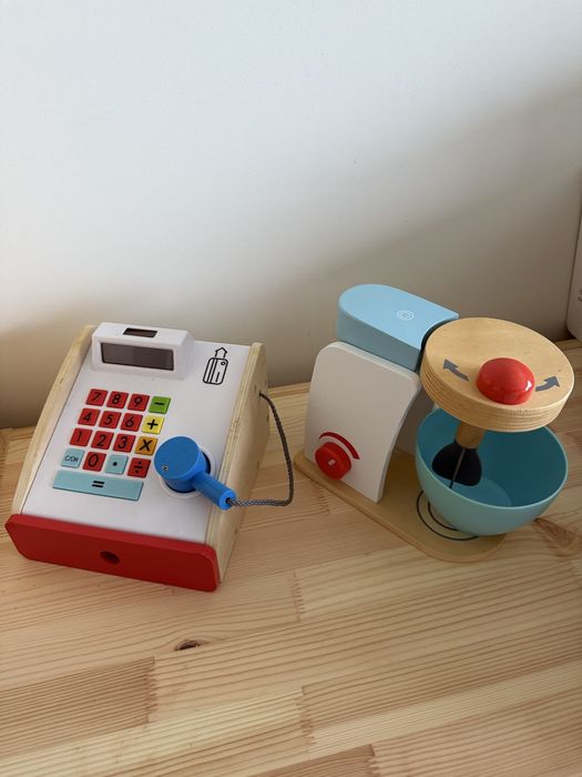 Cozinha Ikea com vários acessórios e conjunto de maquinas e alimentos