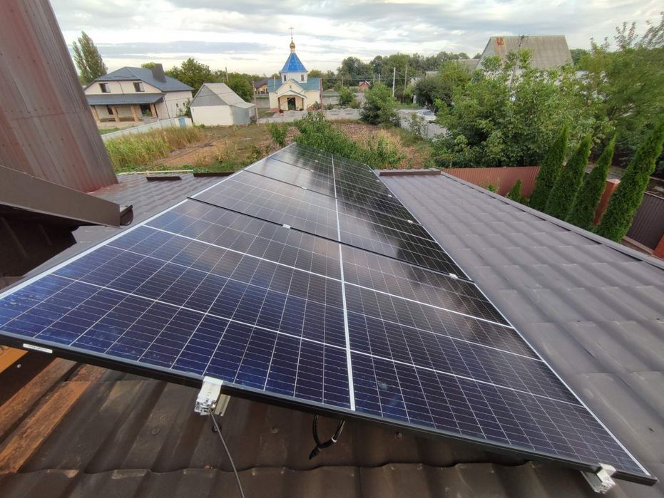 Монтаж сонячних панелей та інверторів.