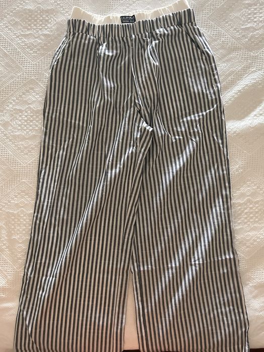 Calças às riscas preto e branco