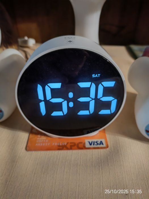 Продам электронные настольные часы