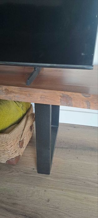 Mesa suporte TV com pés de metal e tampo em madeira rústica