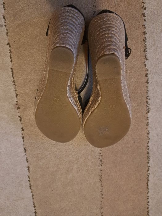 Espadryle na koturnie.
