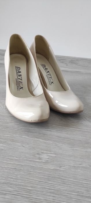 Lakierki szpilki/obcas kremowe/beżowe 38