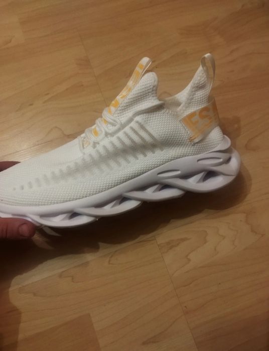 Продам мужские кроссовки